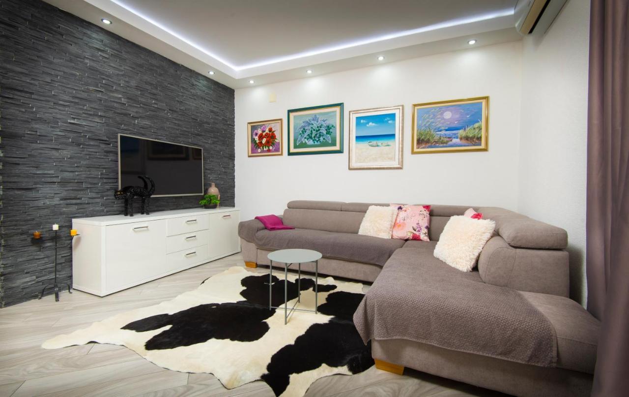 Villa J&J Apartments Residence With Swimming Pool Podstrana Exterior foto